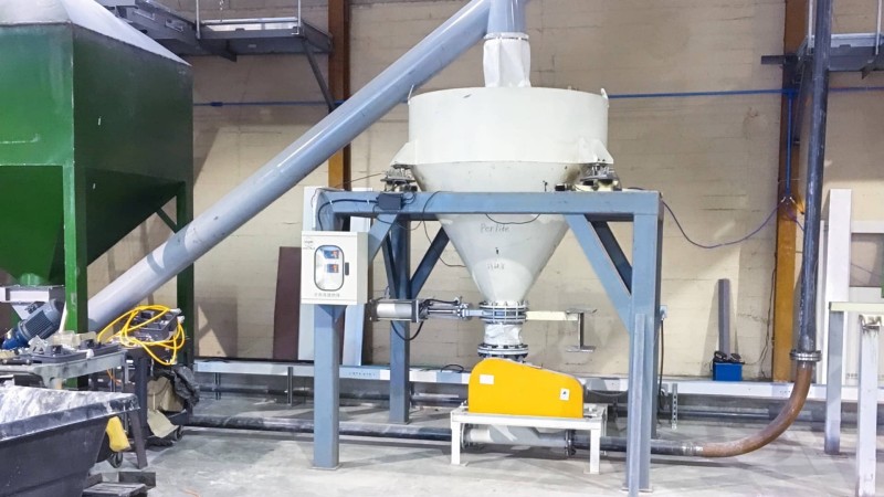 Жемчужный песок пневматически переносится