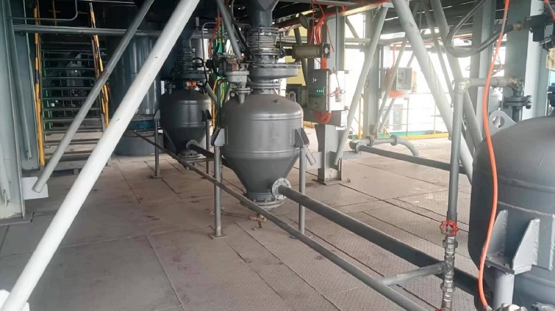 Мелкий песочный порошок доставляется пневматическим способом