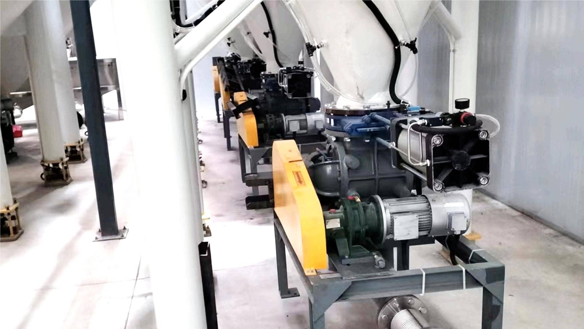 Порошок слюды переносится пневматическим путем