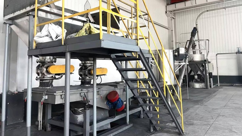 Сухой каменный порошок транспортируется пневматическим путём