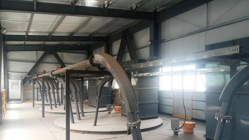 Сухой песок переносится пневматически